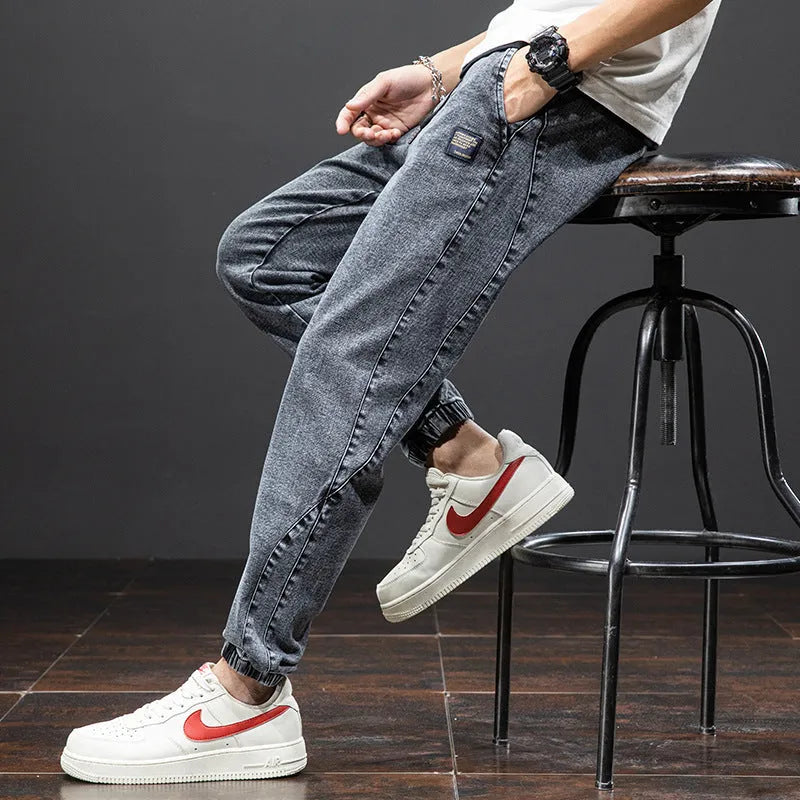Man wearing loose blue cargo jeans with straight leg and mid waist.