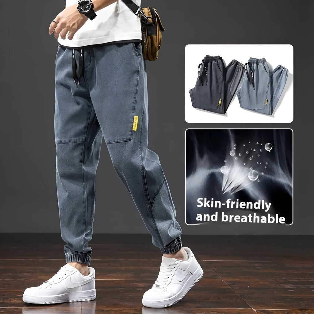 Man wearing loose blue cargo jeans with straight leg and mid waist.