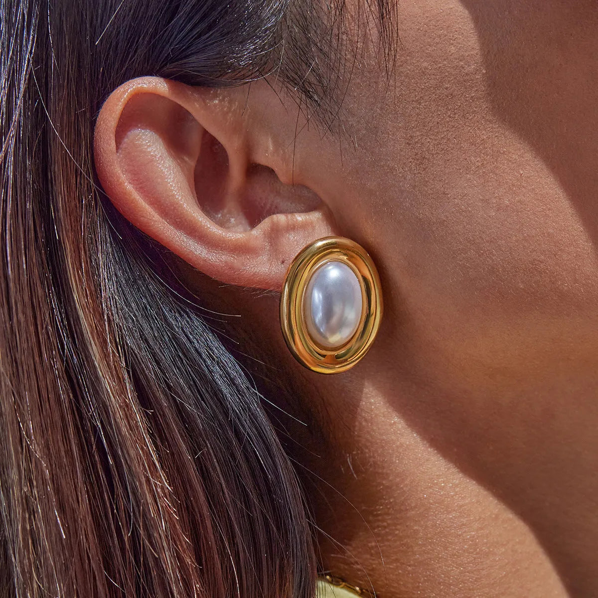 A pair of stainless steel vintage pearl stud earrings for women with an electroplated finish.