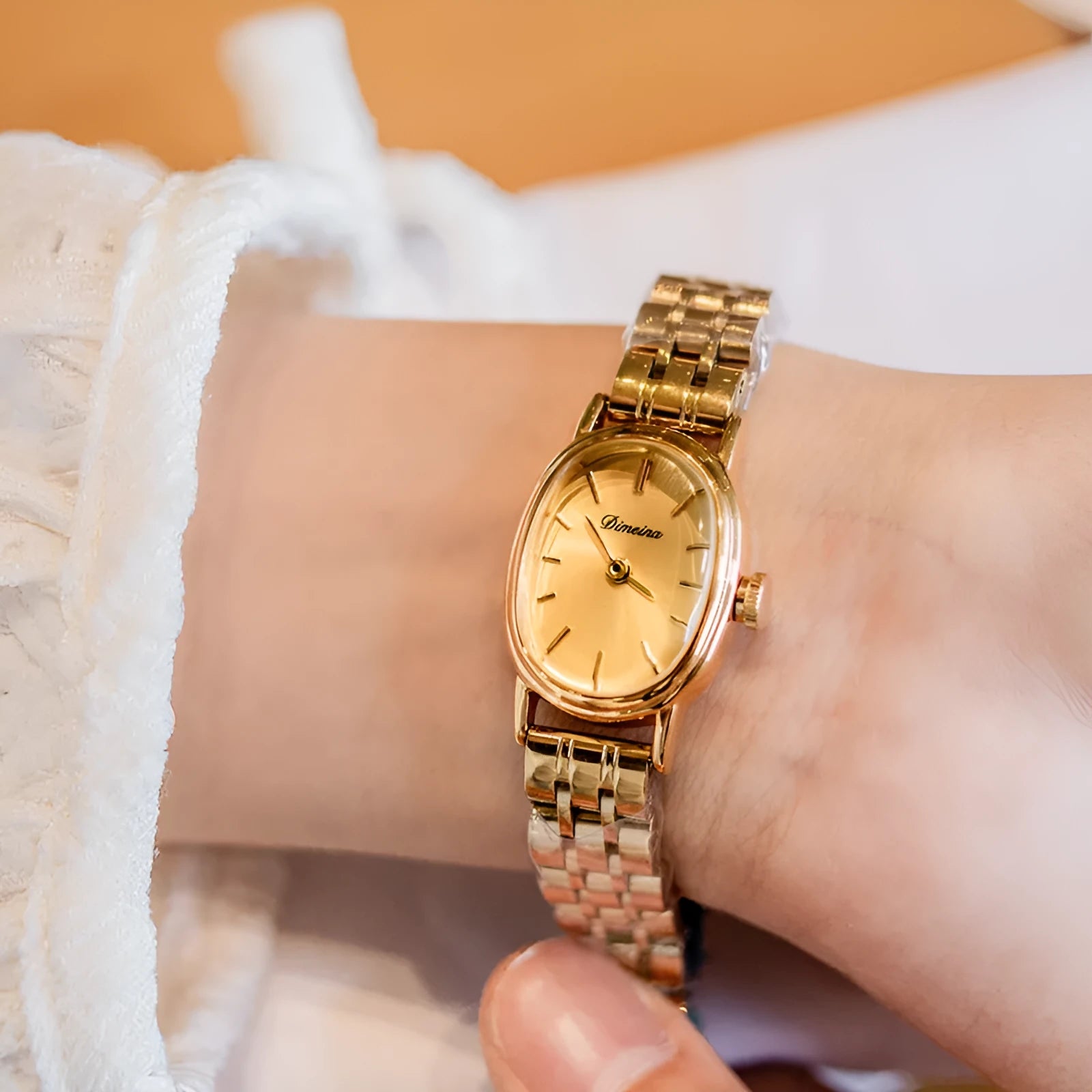 Oval mid-ancient steel watch for women with gold surface and red noodles, 7mm thin antique style dial