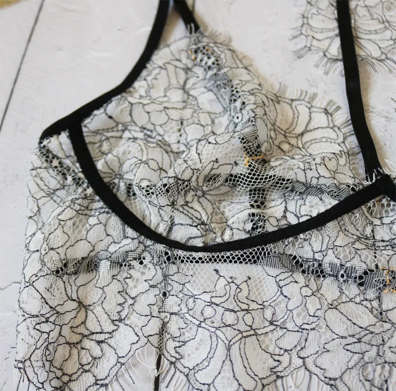 Lace three-point lingerie set in photo colour with spandex stretch, available in sizes S to 3XL