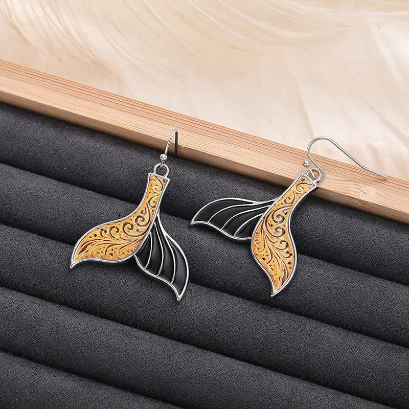 Women's fishtail design earrings with whale motif in white gold colour retro style