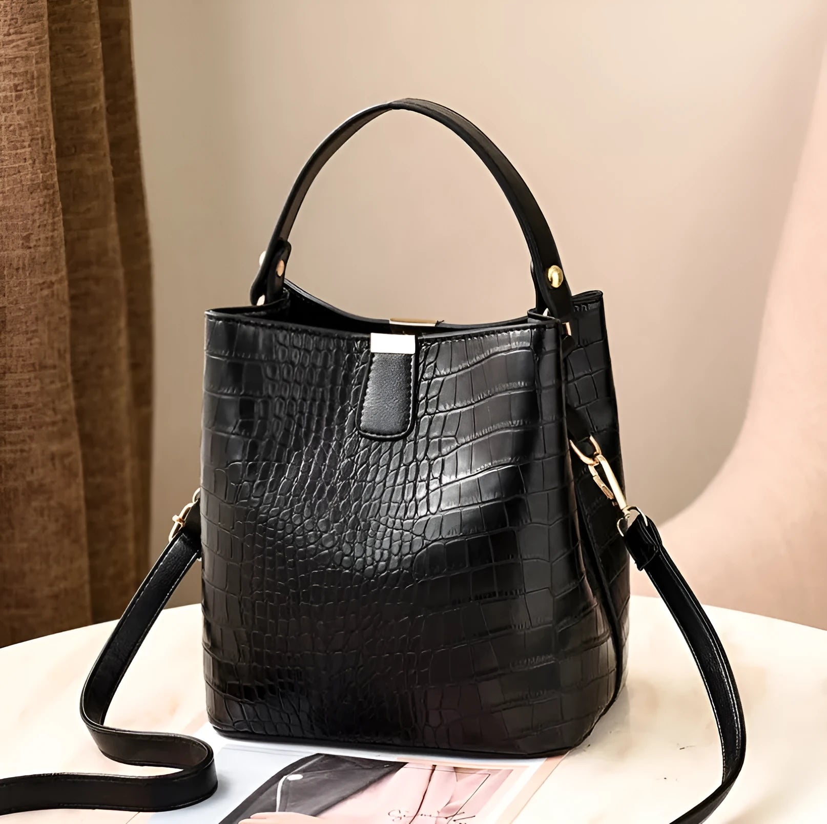 Women's shoulder bag messenger bag in PU leather with multiple internal compartments and zipper pocket