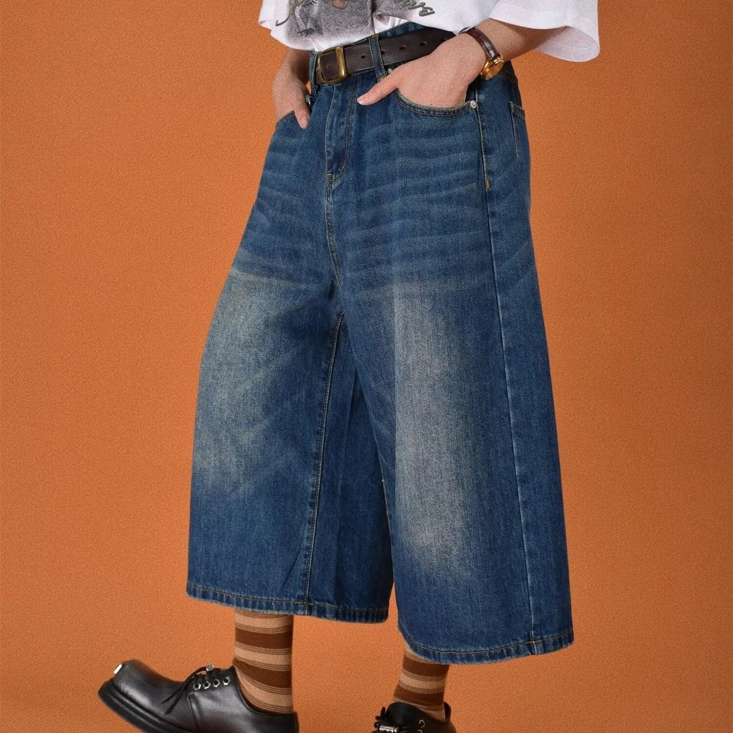 Men's loose straight-leg denim shorts in blue, shown with a fifth pants length for summer.