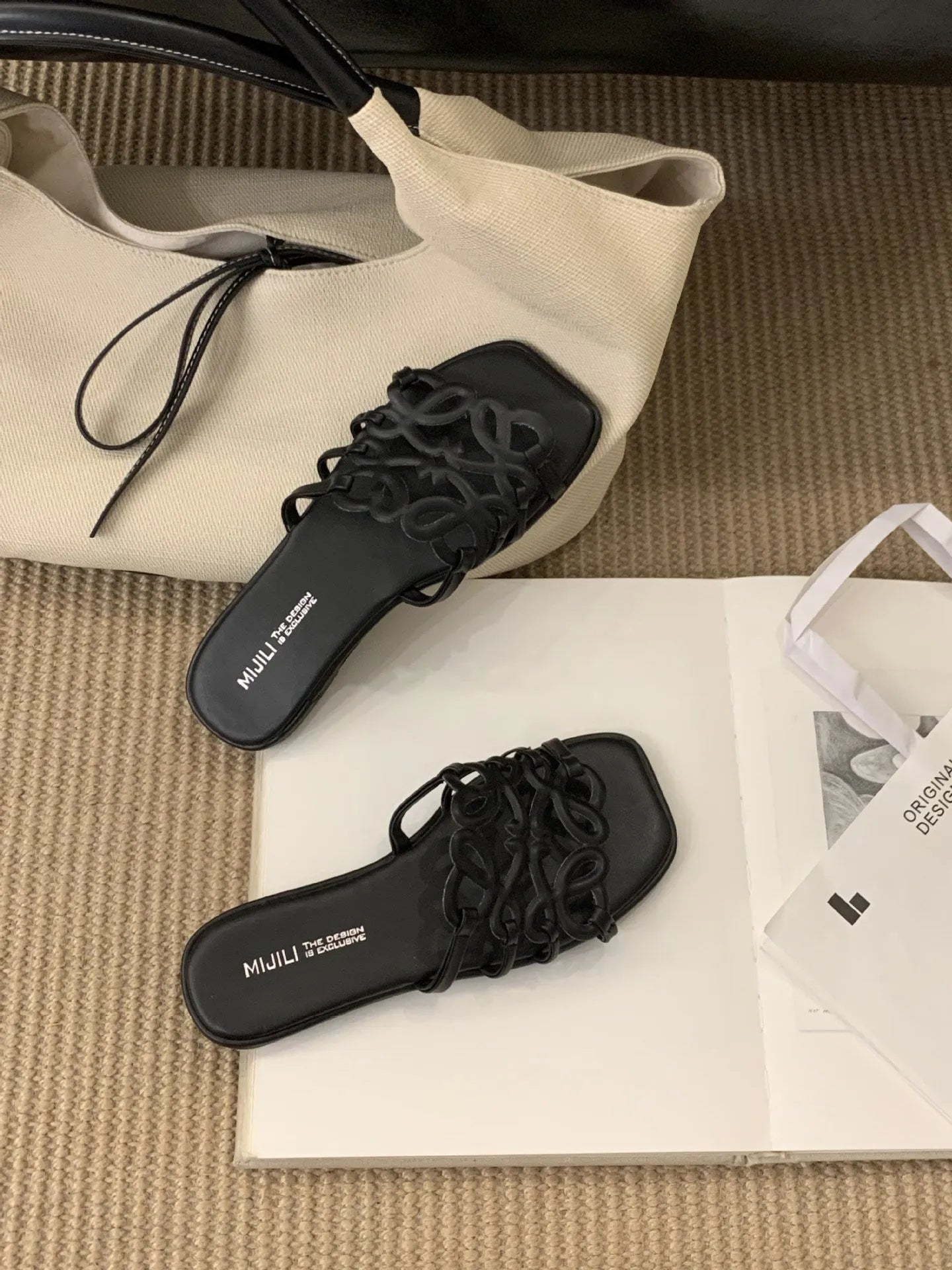 Summer Roman style hollow-out flat beach slippers for women in black