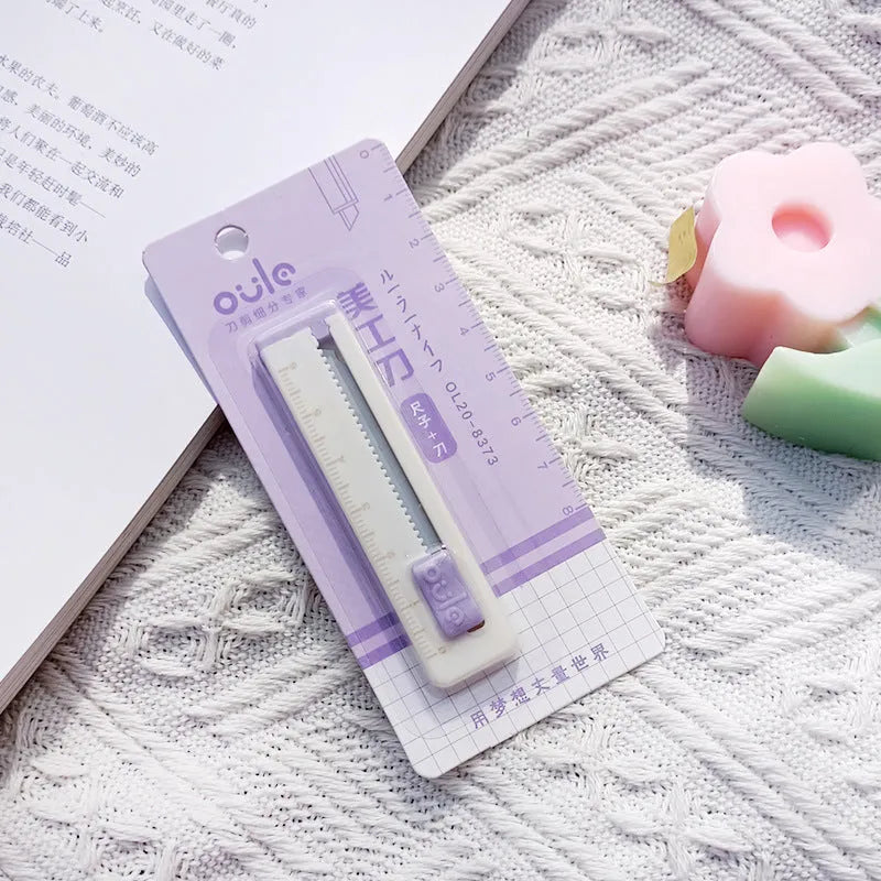 Small plastic art knife in blue, measuring 7.2 cm long, for opening packages.