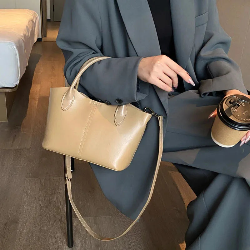 Shell-shaped women's crossbody handbag in genuine cowhide leather with sewing thread details, available in beige colour
