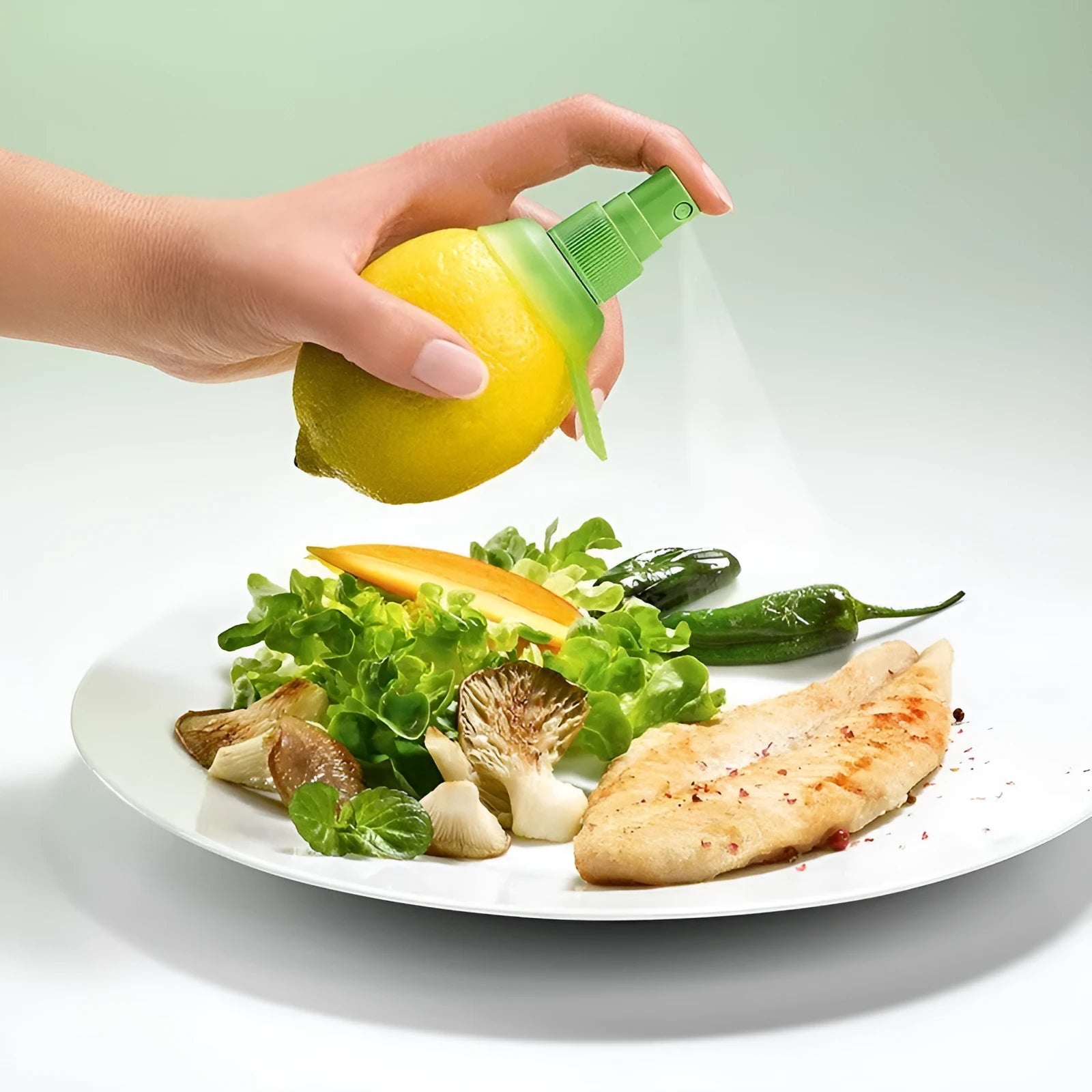 Green lemon sprayer with screw-in nozzle and PVC silicone ring for direct citrus juicing