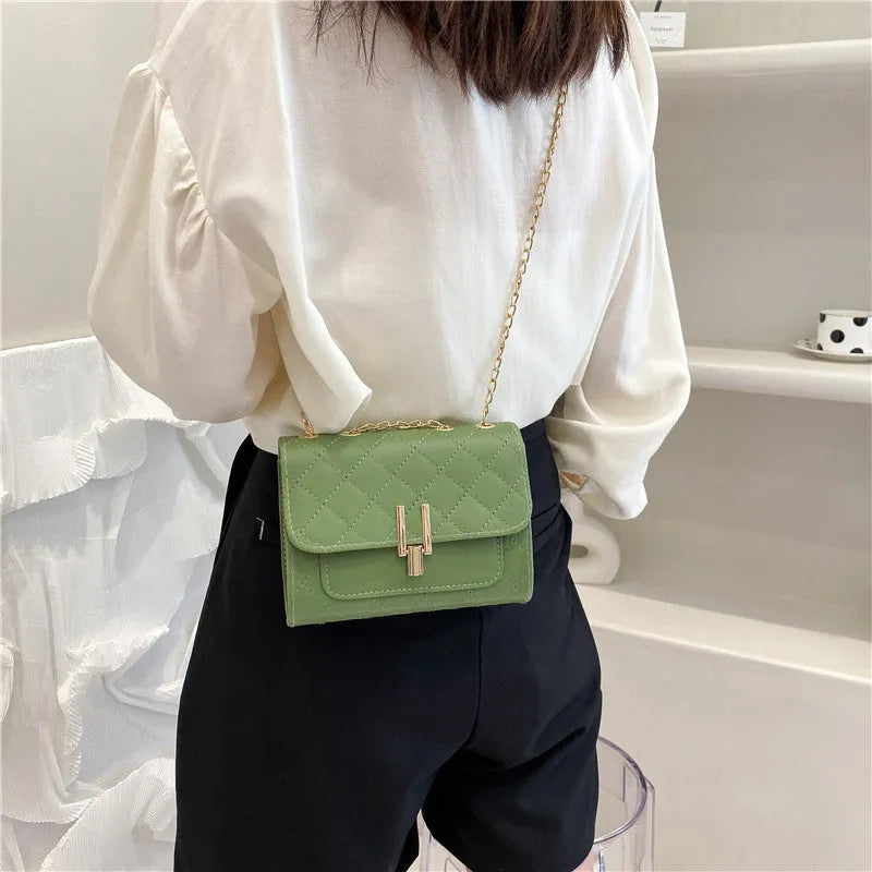 Women's diamond lattice chain crossbody bag in solid colour with adjustable shoulder strap