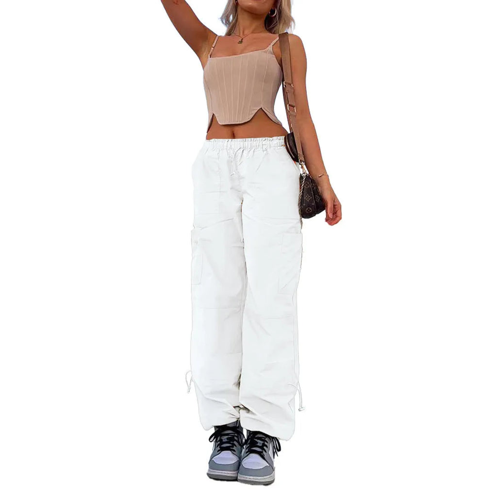 Man's loose-fitting straight-leg cargo pants in khaki colour with multiple pockets