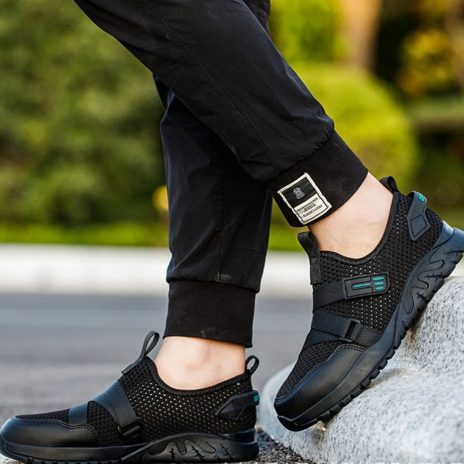 Men's grey anti-smash and anti-puncture work safety shoe with rubber sole.