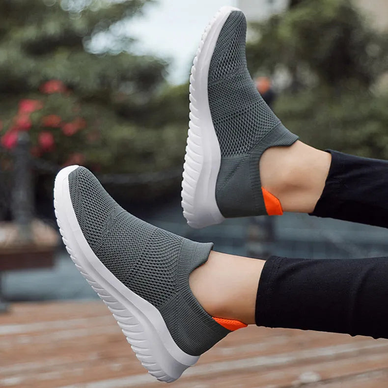 Men's breathable mesh running shoes with MD sole, available in multiple colours, side view on white background