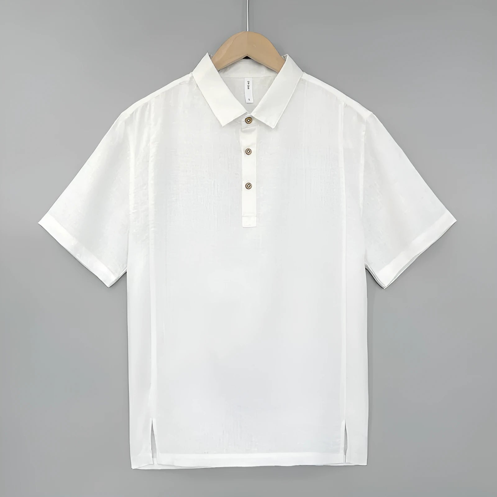 Men's linen casual summer shirt in loose fit with thin lapels and short sleeves.