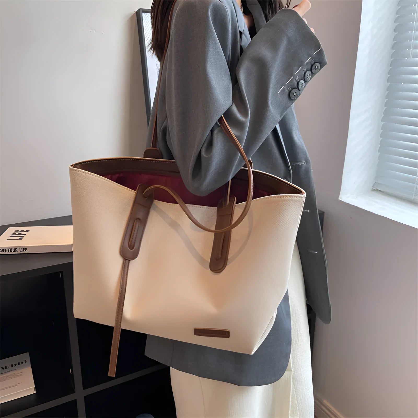 Shoulder bag in Oxford cloth with double straps, available in Black and Brown, size 46x32x27cm