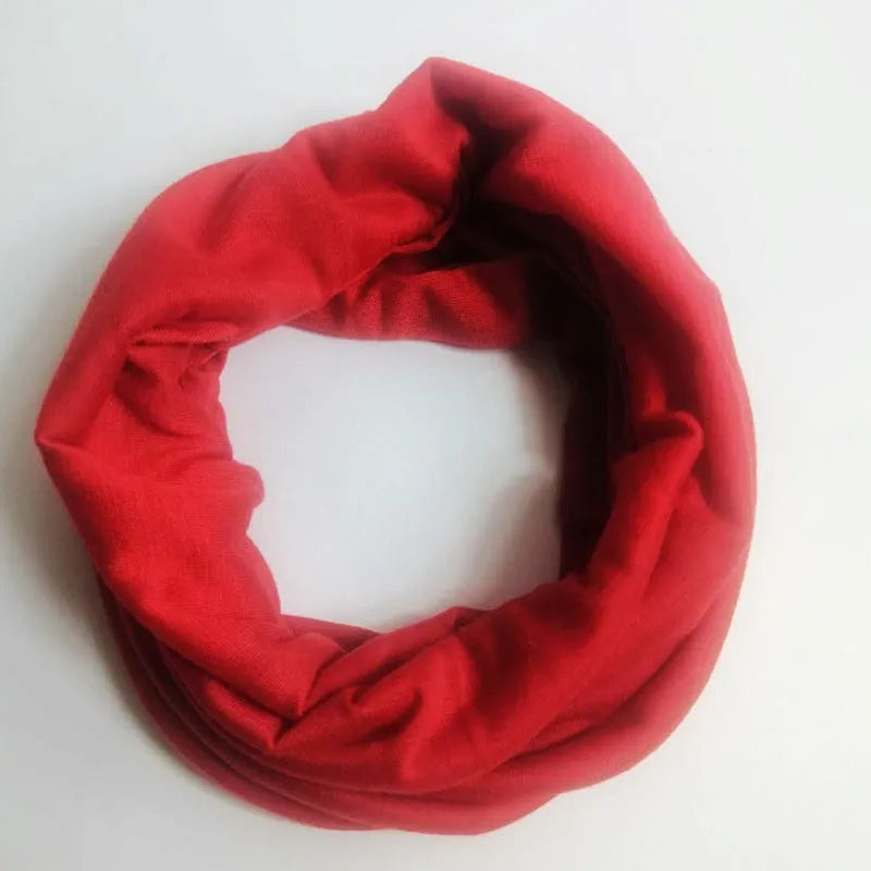 Seamless polyester headscarf for outdoor sports in a choice of colours.