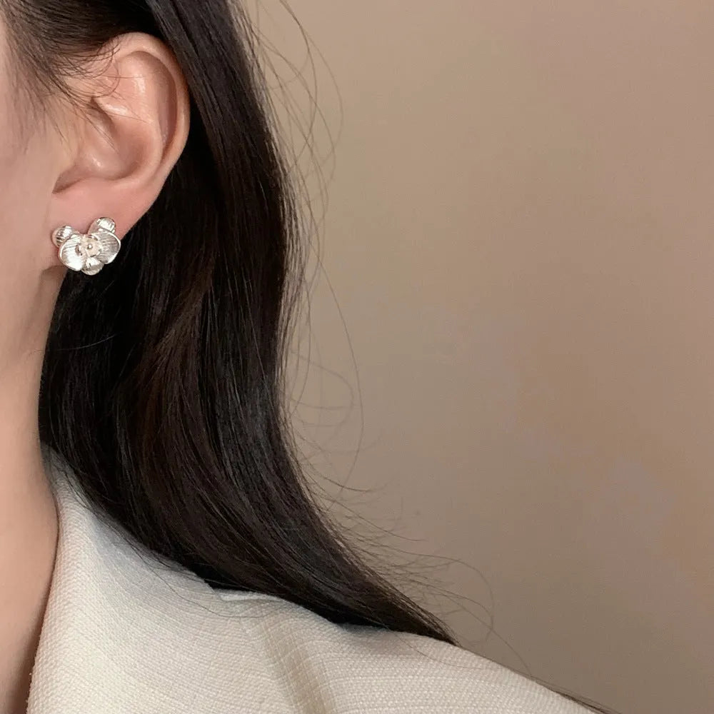 Retro flower earrings for women in electroplated copper with petal design, available in gold or silver colour