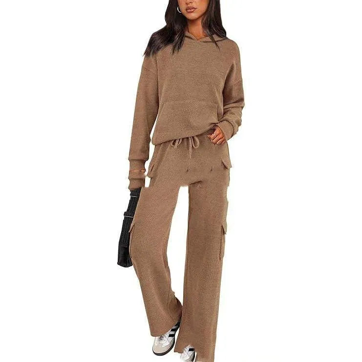 Women's polyester sports suit with regular sleeves and trousers in multiple colour options