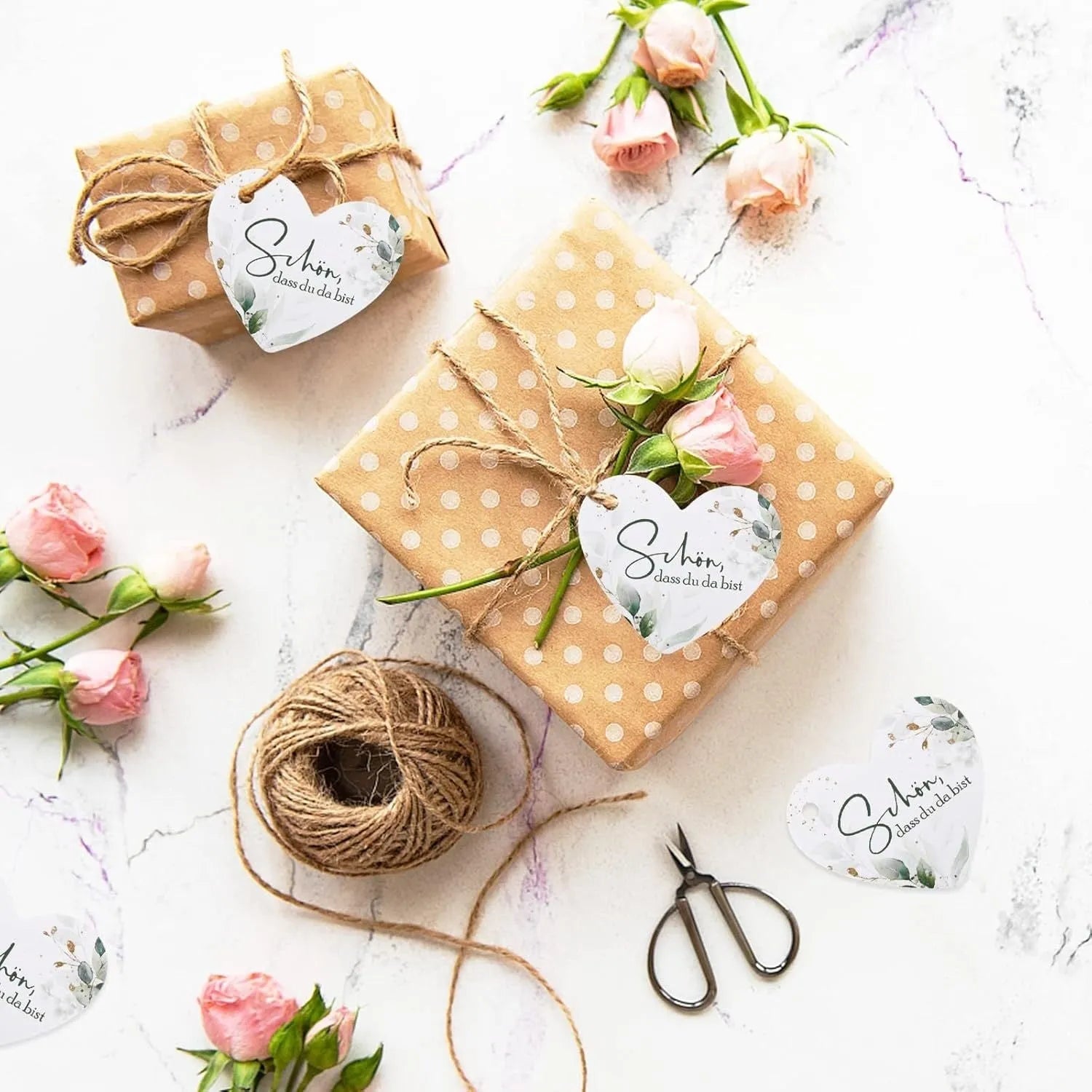 Set of 50 heart-shaped paper gift tags with floral patterns in two colour variations.