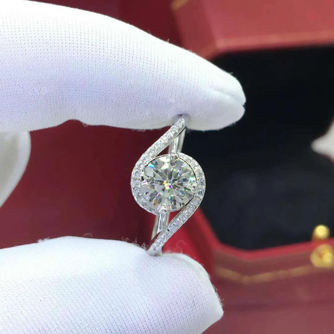 Adjustable opening women's ring with geometric texture and 2 karat zircon stone in silver colour