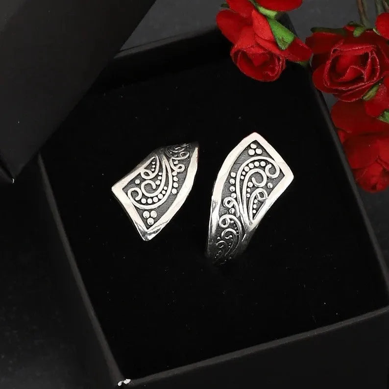 Silver-coloured adjustable women's ring with retro minimalist design on finger