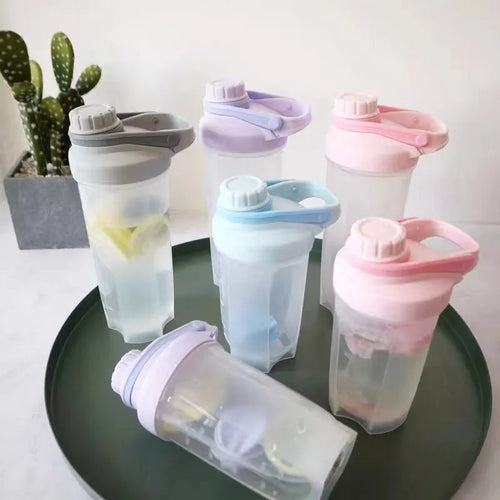 Blender shaker bottle with stirring ball, leakproof knob closure, available in purple, blue, pink, yellow, grey, 500ml and 700ml sizes