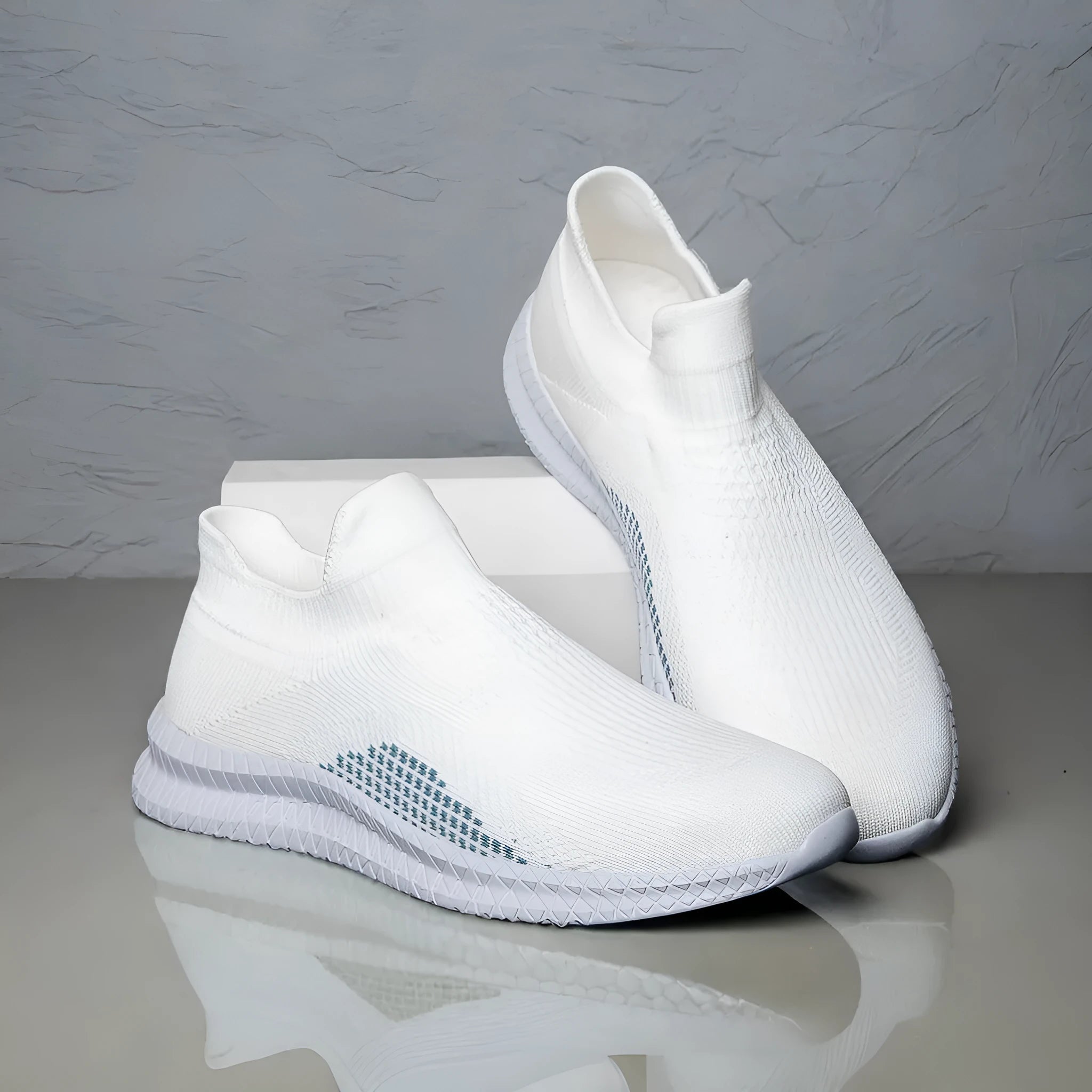 Flyknit fabric casual sneakers in solid colours with round toe and low-top design