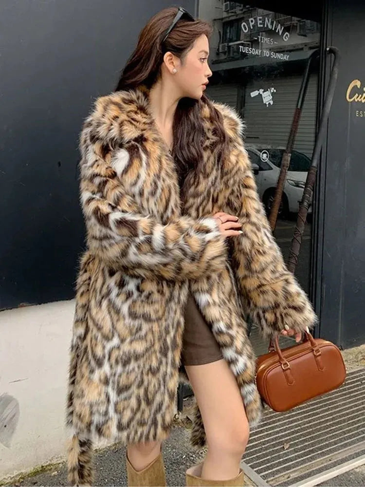Street fashion faux fur coat with fur collar and pockets in 80cm length
