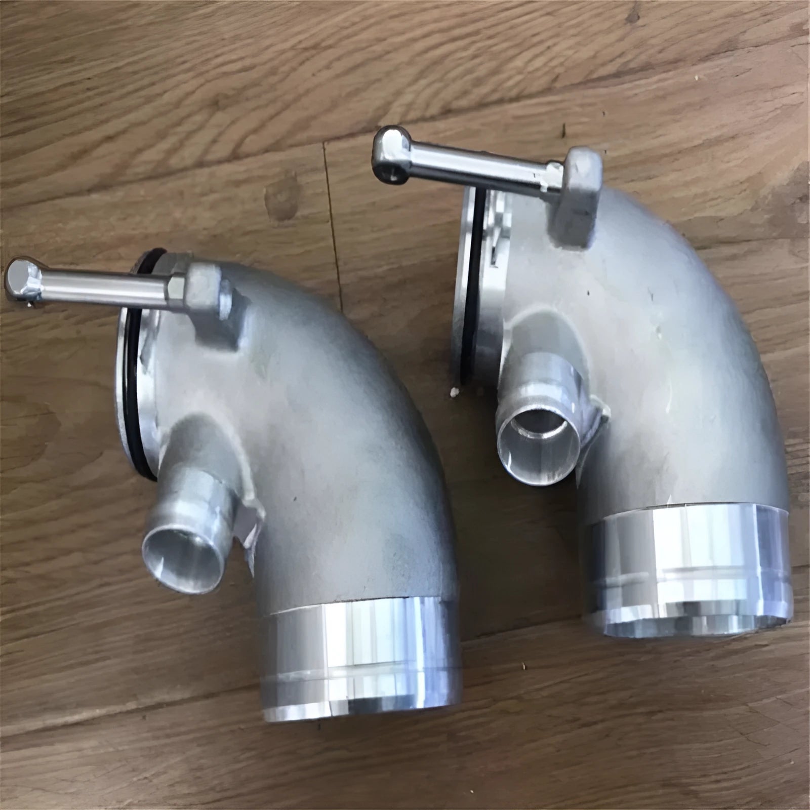 Aluminium alloy 90-degree turbine tube elbow for lateral engine positioning