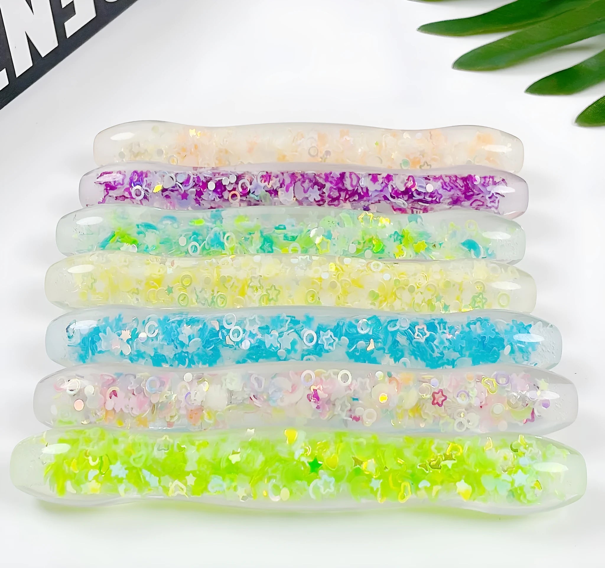 Luminous resin dot drill pen for diamond painting with glow-in-the-dark tip and modern simple style