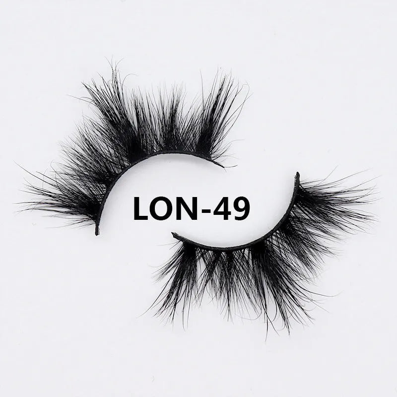 25MM3D handmade mink eyelashes in a clear plastic tray showing 25mm length 3D curl design