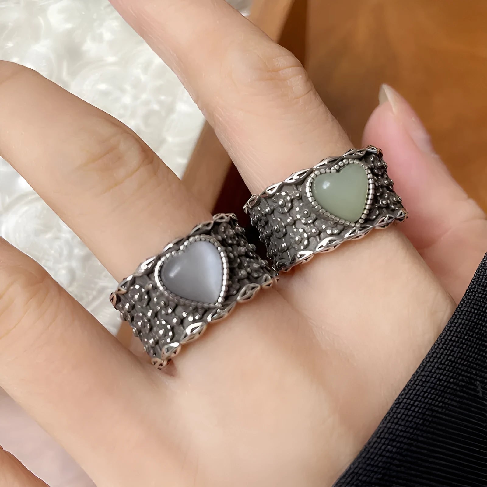 Retro heart-shaped adjustable ring in white copper plated silver with vintage finish