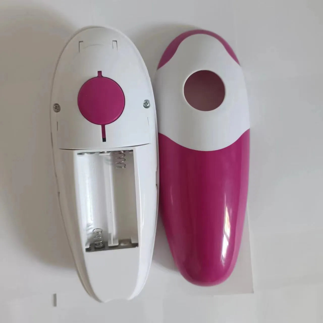 Electric can opener in light green plastic with iron box mechanism, 16x6.5x4.8cm, on kitchen countertop