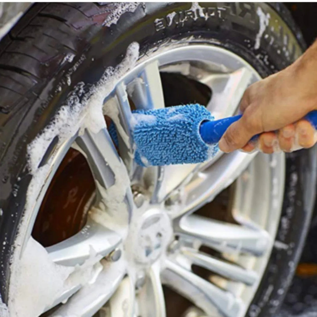 Microfiber car tyre brush with long 29cm handle in blue colour for cleaning alloy wheels