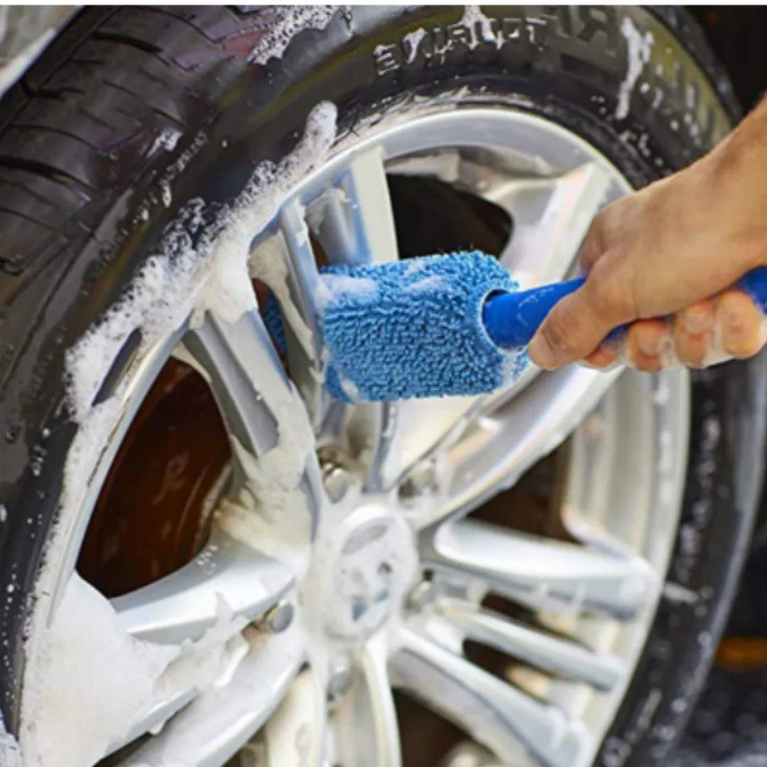 Microfiber car tyre brush with long 29cm handle in blue colour for cleaning alloy wheels