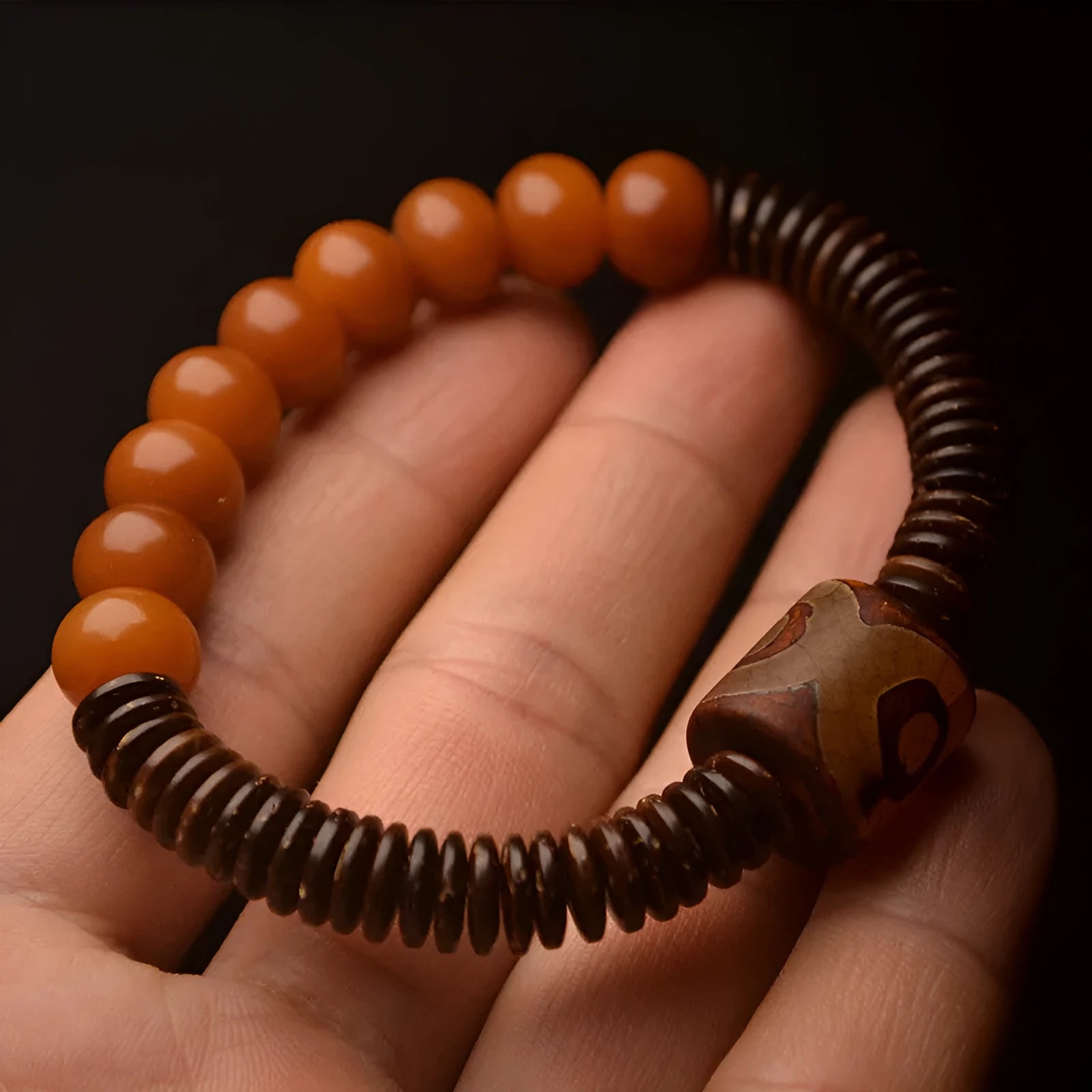 Single circle bodhi seed bracelet with polished 8x10mm drop-shaped beads in natural white colour