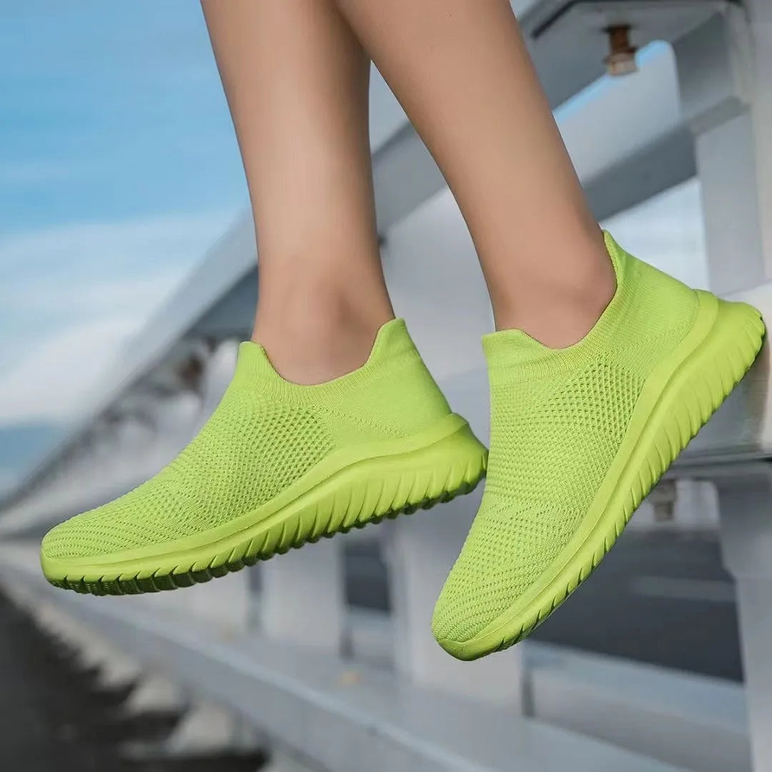 Men's breathable mesh running shoes with MD sole, available in multiple colours, side view on white background