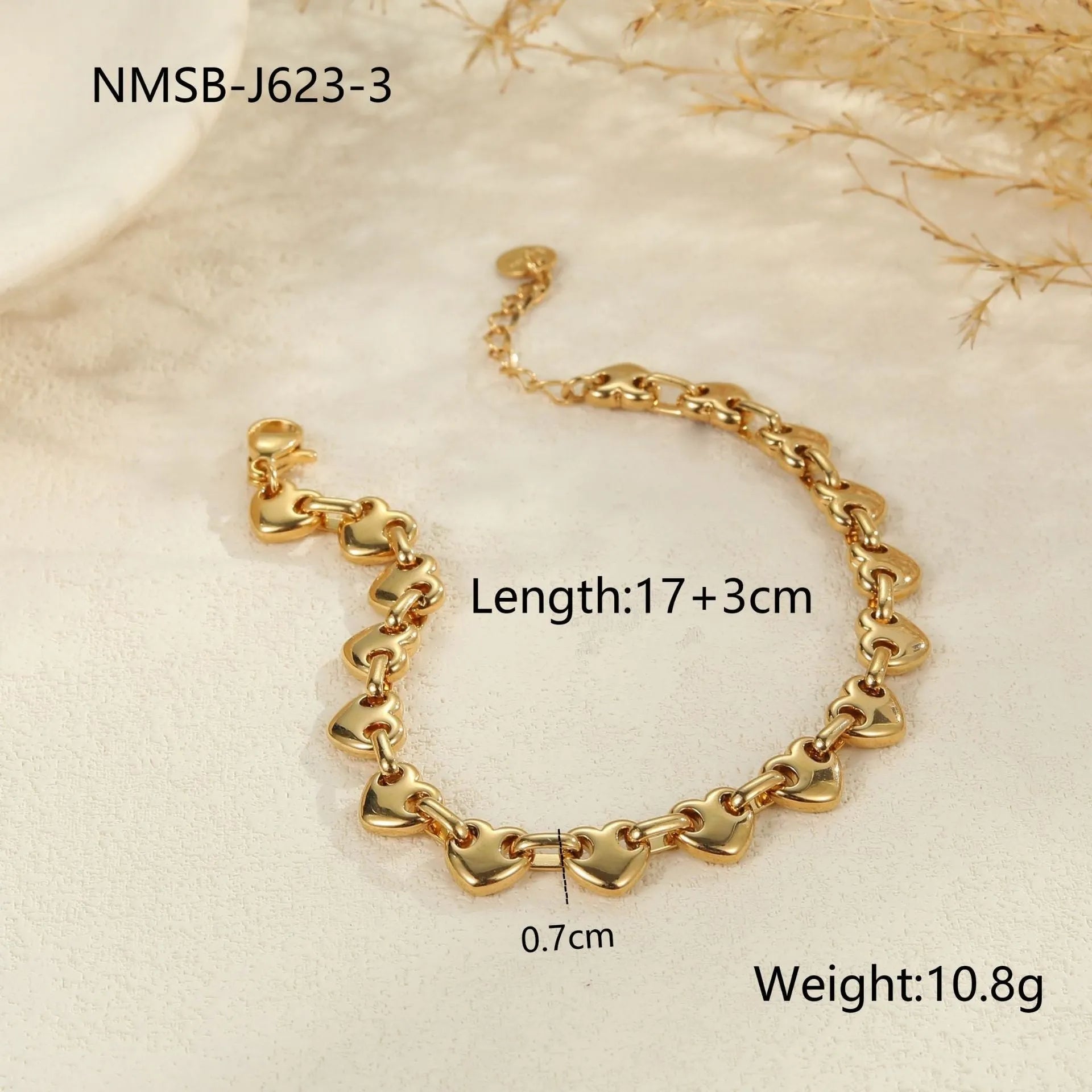 Women's hollowed-out geometric heart bracelet in gold or steel colour on stainless steel chain.