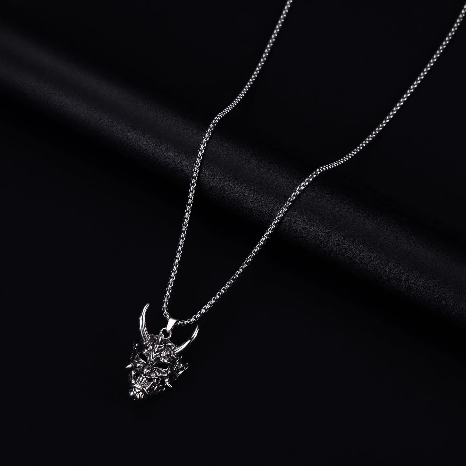 Men's vintage zinc alloy pendant necklace with 40mm x 27mm x 20mm electroplated silver pendant