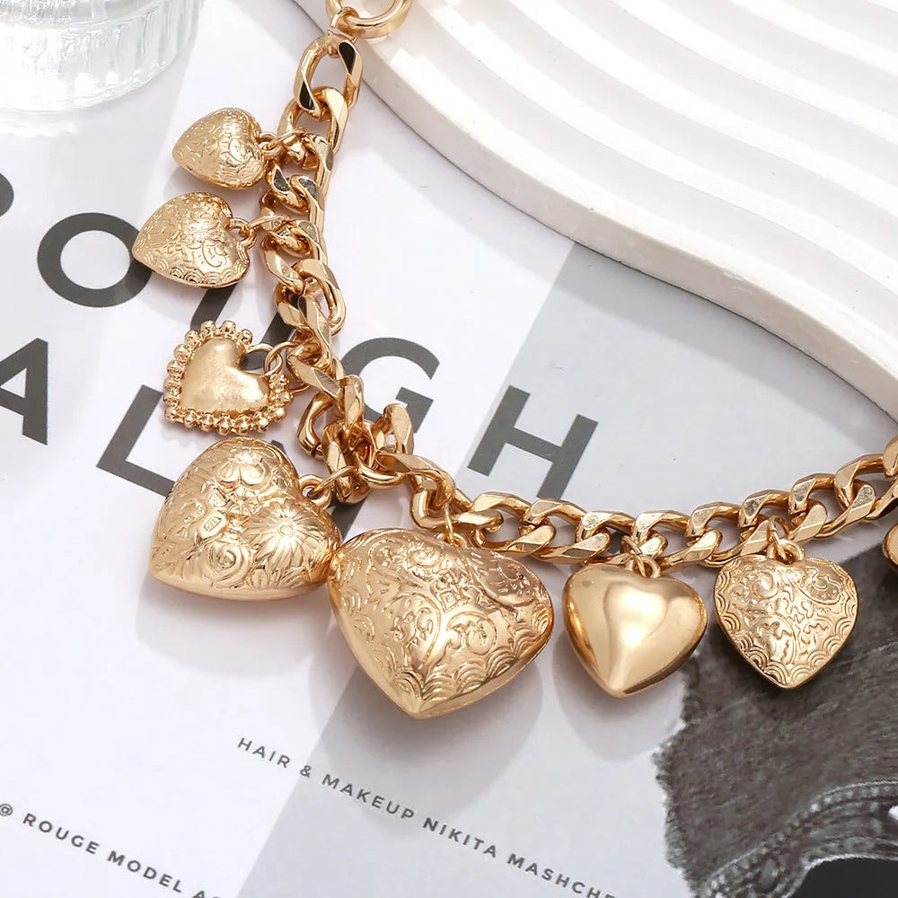 Exaggerated heart-shaped pendant necklace with adjustable chain in gold or white K colour