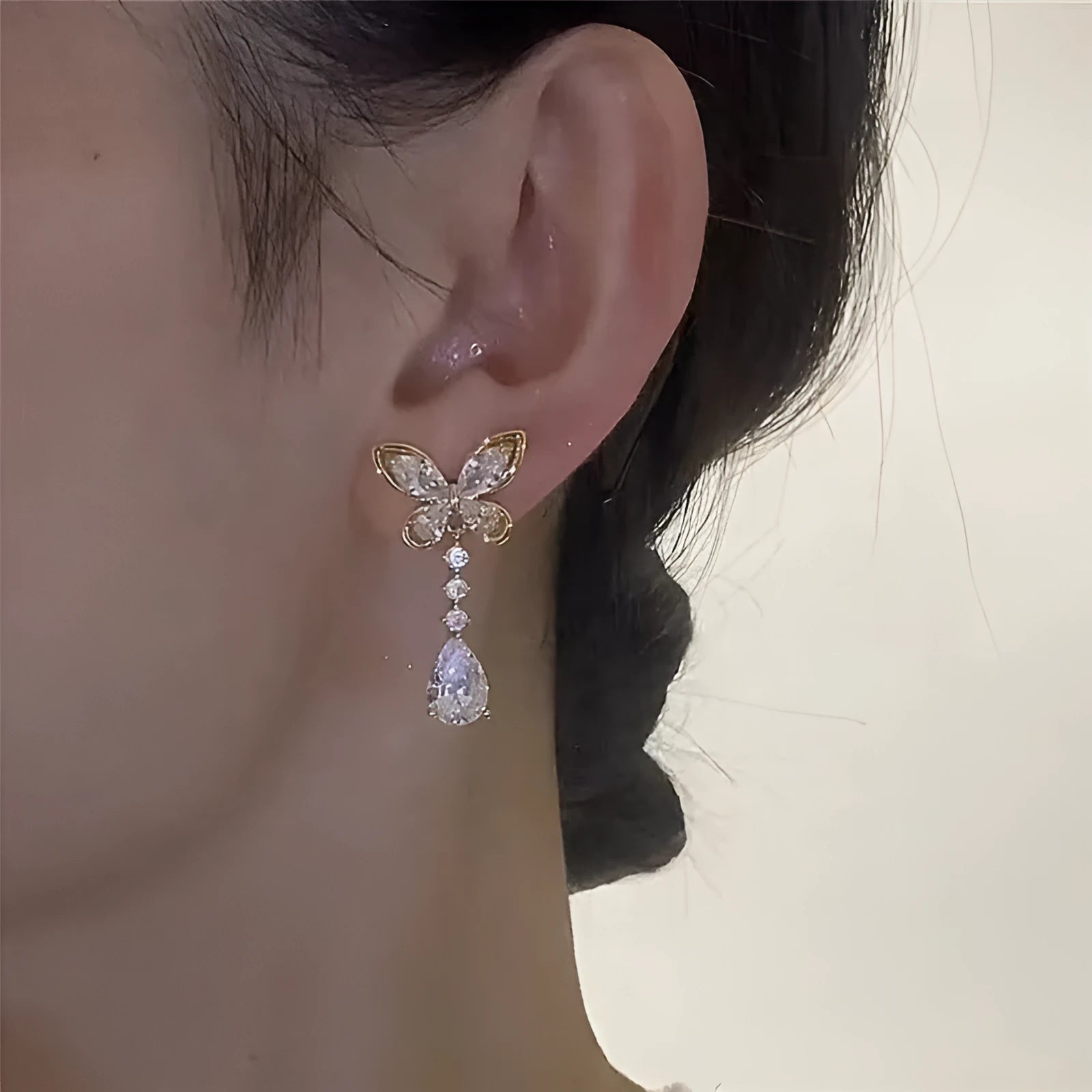 A pair of platinum-coloured bow-shaped stud earrings on a zinc alloy base.