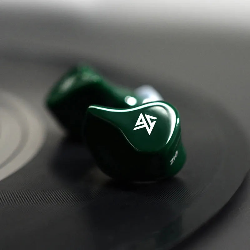 Black or green Z1 true wireless Bluetooth 5.0 earbuds with in-ear design