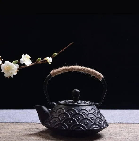 Japanese-style cast iron teapot with traditional decorative patterns and 0.9 litre capacity