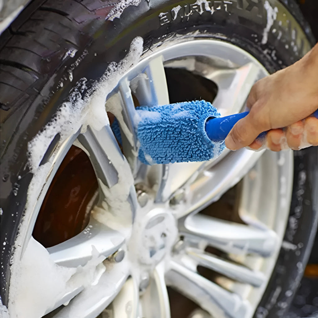Microfiber car tyre brush with long 29cm handle in blue colour for cleaning alloy wheels
