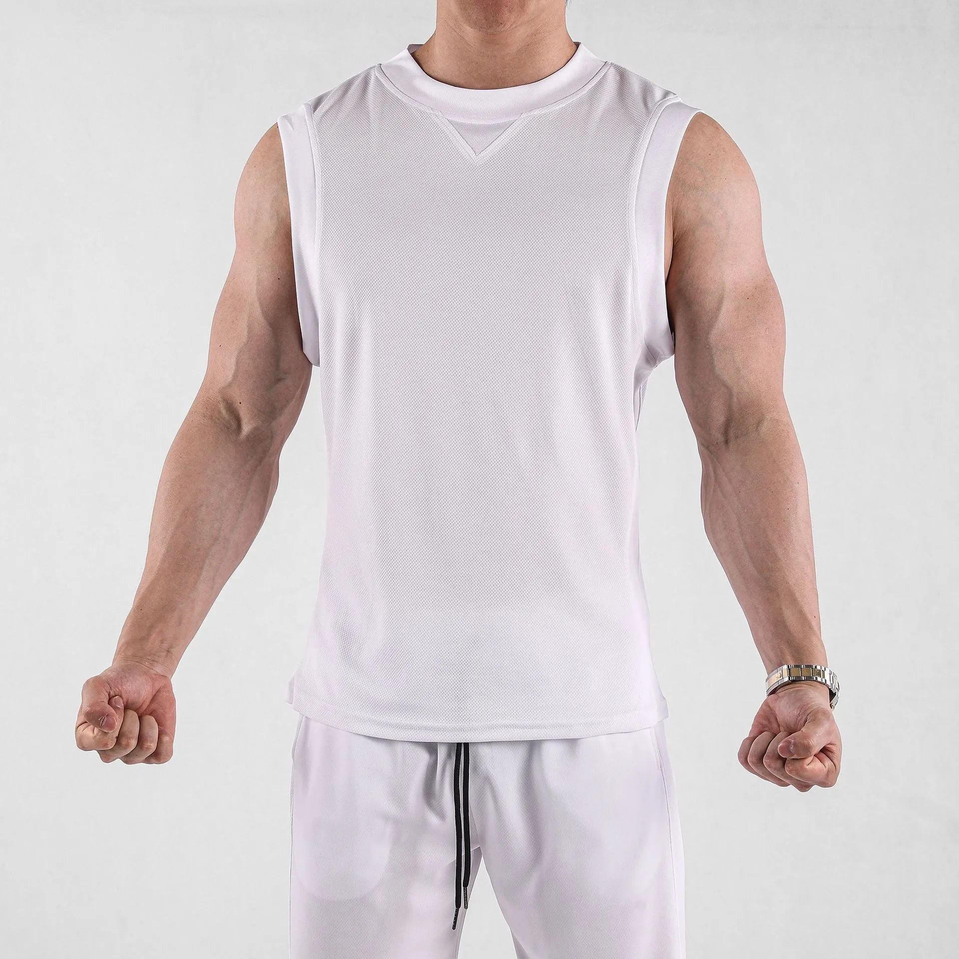 Casual loose-fit fitness vest in white or black chemical fibre blend fabric for summer sports wear