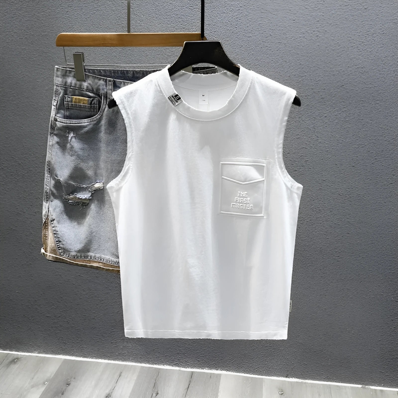 Solid colour cotton sleeveless t-shirt with loose fit and straight hem design
