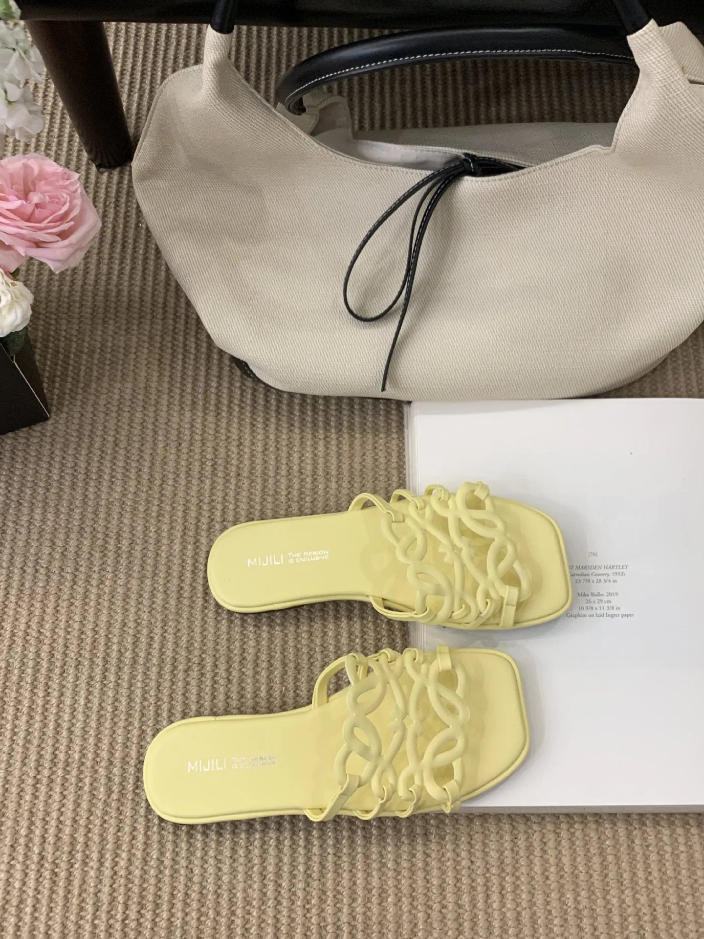 Summer Roman style hollow-out flat beach slippers for women in black