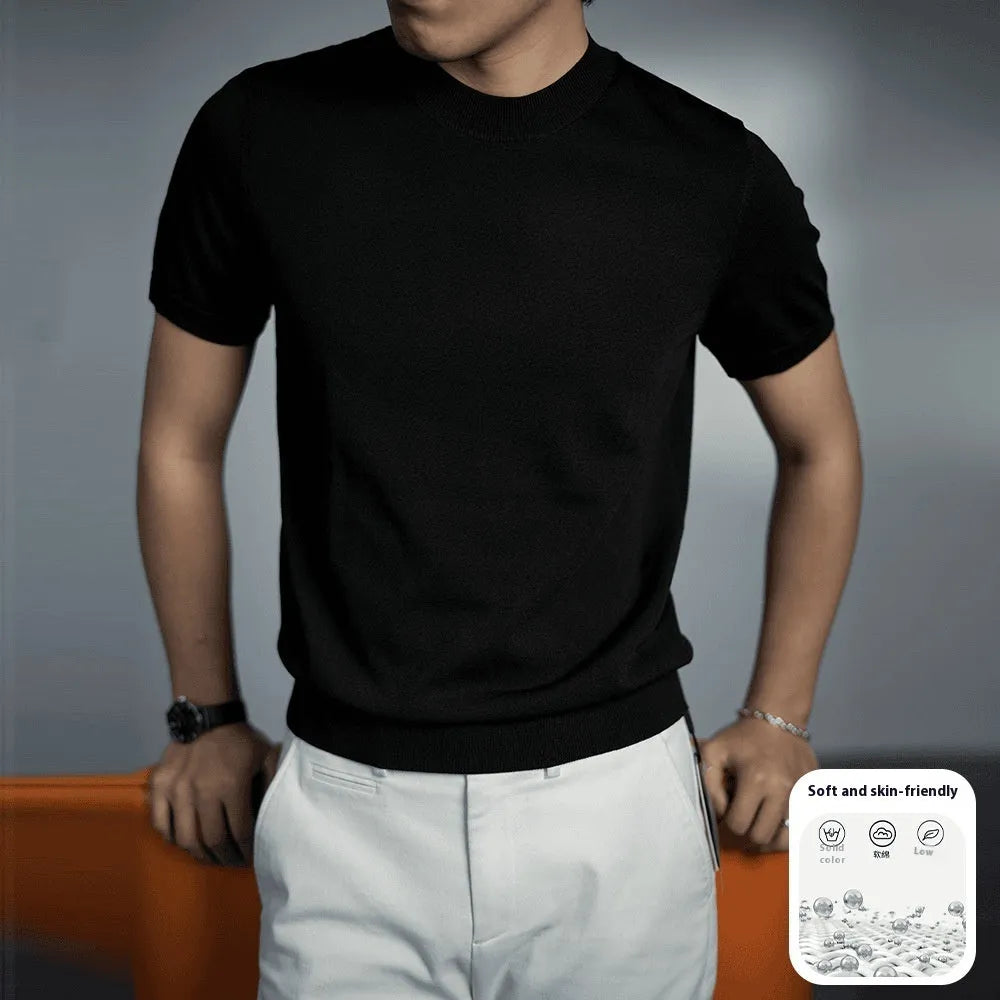 Men's solid colour knitted t-shirt with round neck and short sleeves in a polyester blend fabric.