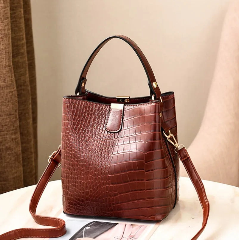 Women's shoulder bag messenger bag in PU leather with multiple internal compartments and zipper pocket