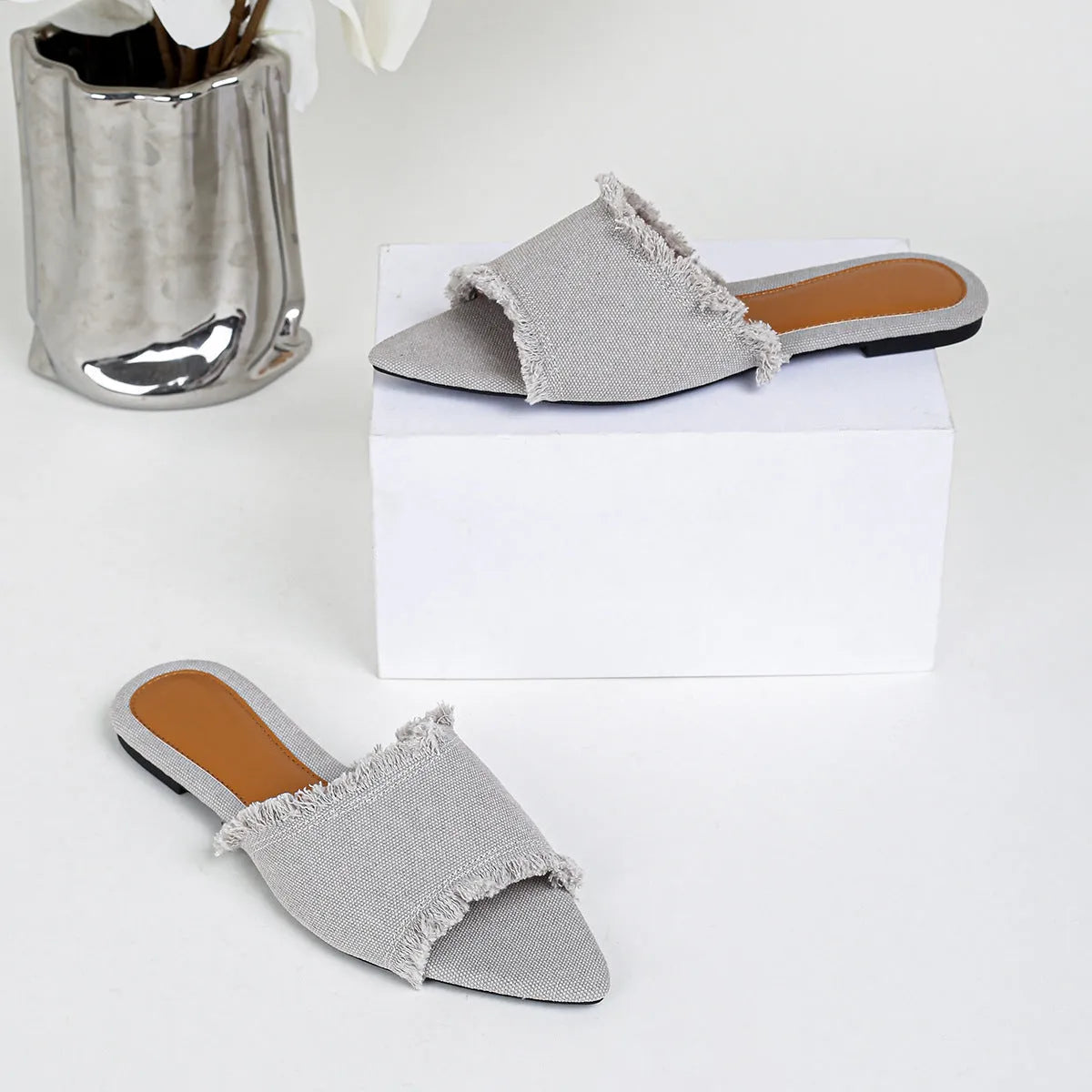Women's flat denim slippers with a tassel detail and leather lining in apricot colour