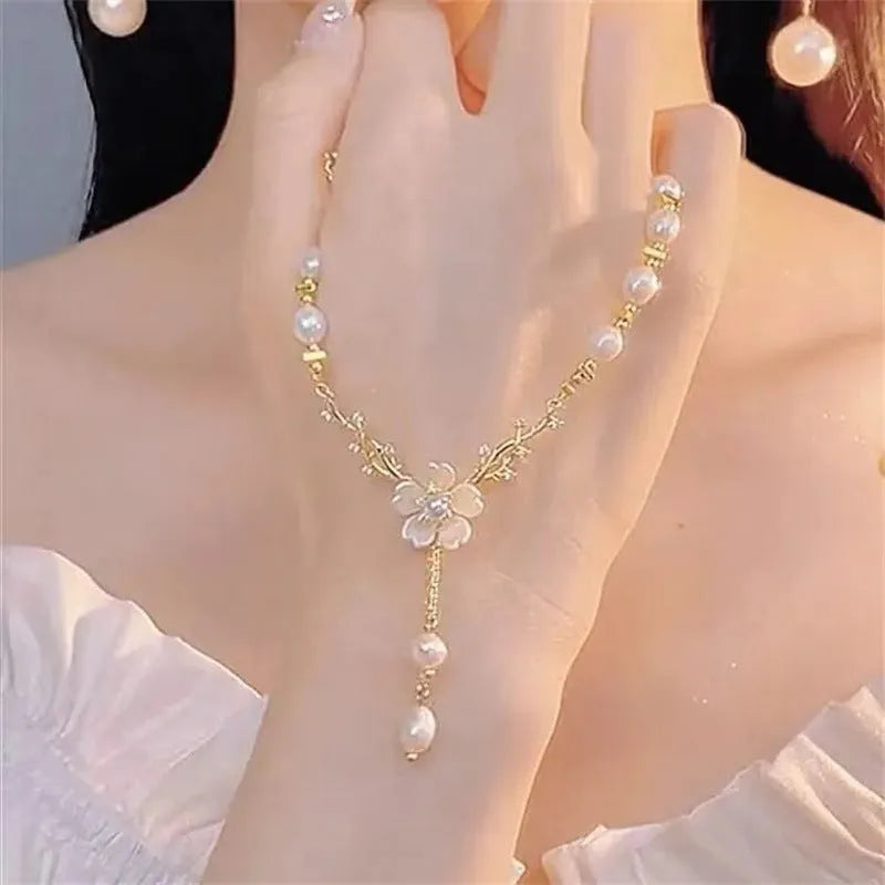 Alloy fashion neck chain with pearl floral decoration and rose motifs